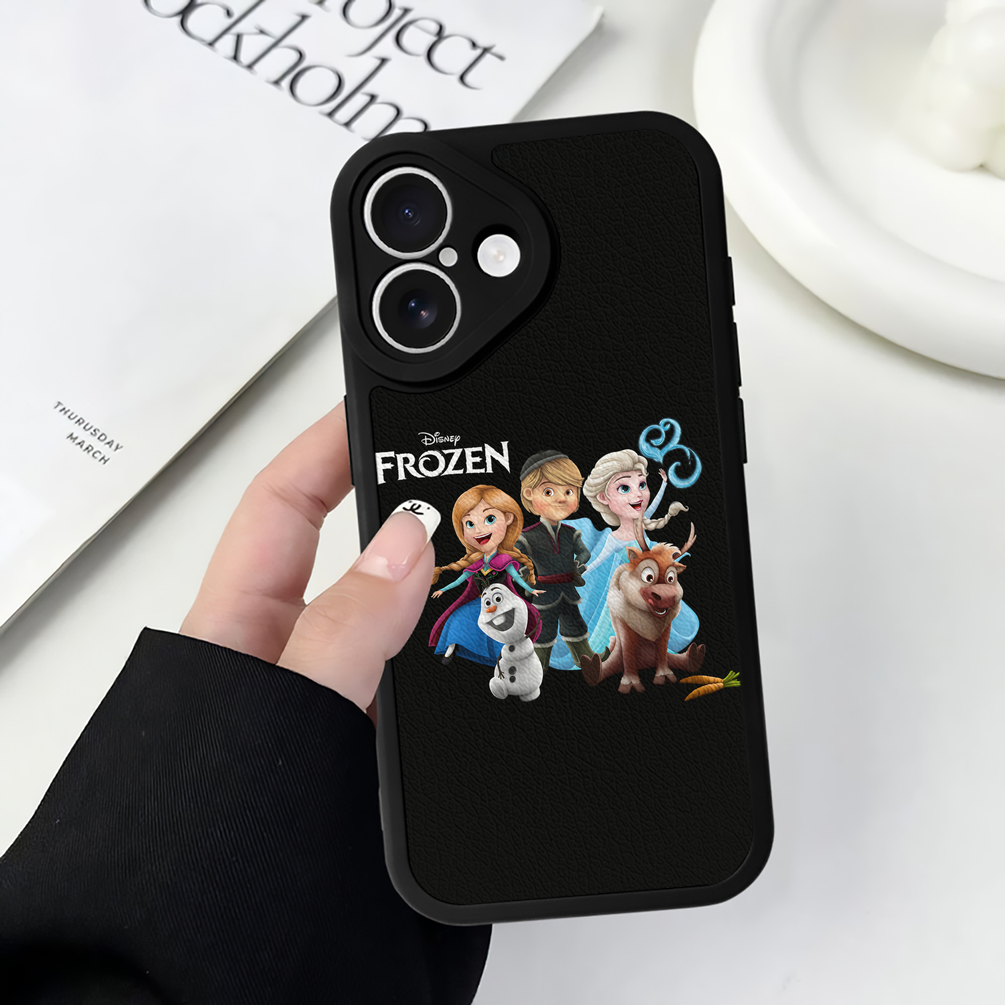 （画像用） アナと雪の女王 アンナ エルサ Frozen Anna Elsa 【iPhone 16シリーズ対応】シリコンスマホケース（レザー調） 材質：シリコン
